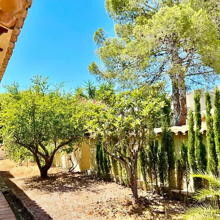 De Estilo Espanol Con Jardin Y Piscina *