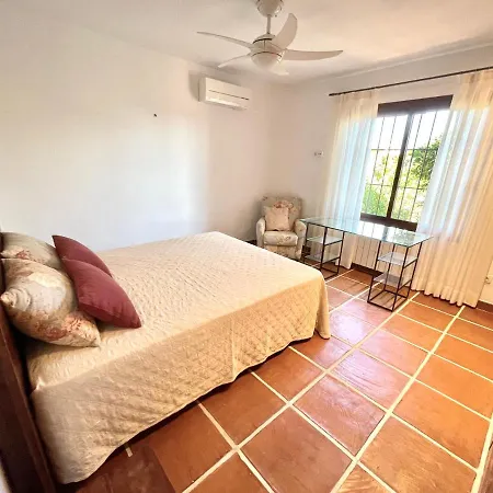 De Estilo Espanol Con Jardin Y Piscina