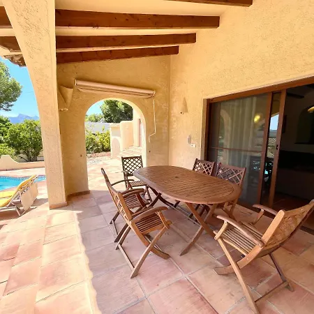 فيلة De Estilo Espanol Con Jardin Y Piscina